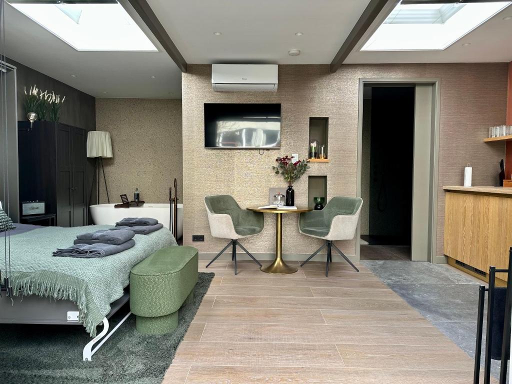 City Oasis with private parking 7