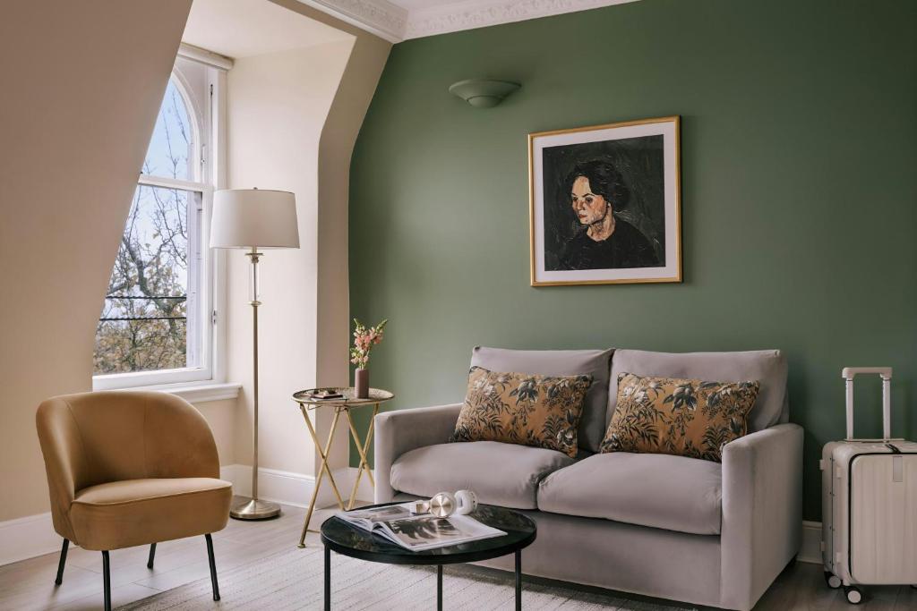 Thistle Suites Royal Garden 8