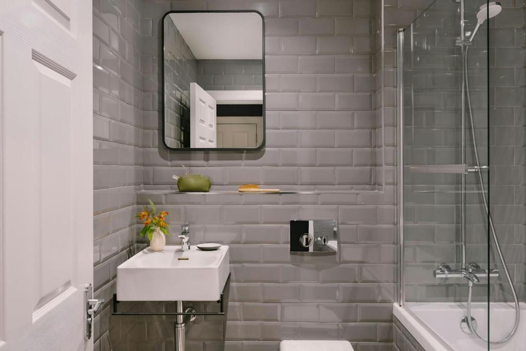 Thistle Suites Royal Garden 5