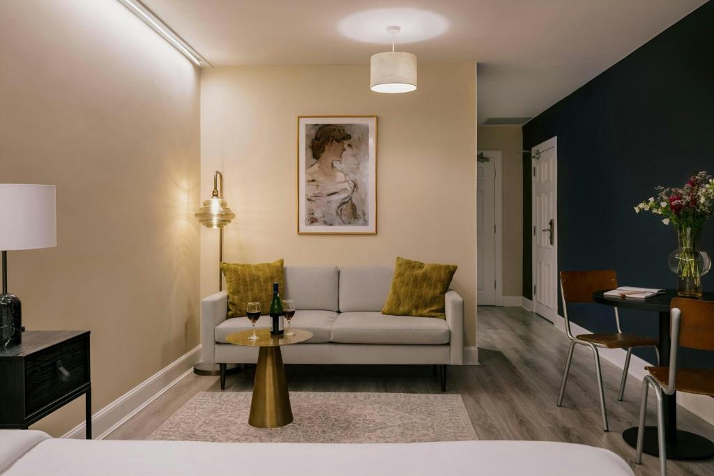 Thistle Suites Royal Garden 2