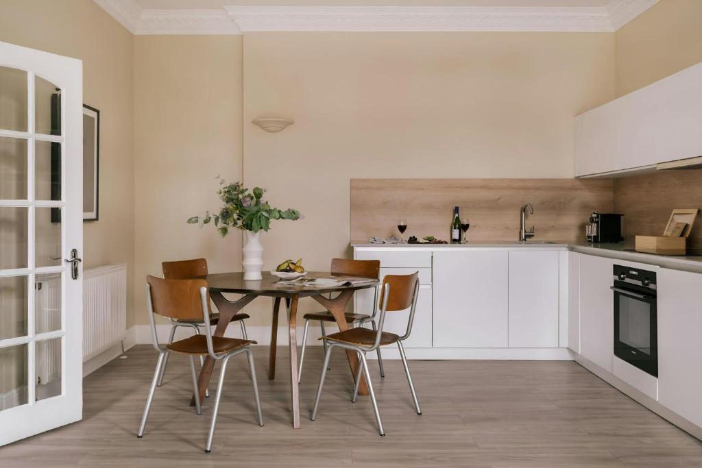 Thistle Suites Royal Garden 7