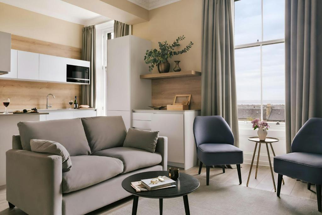 Thistle Suites Royal Garden 2