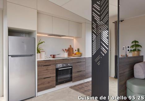 Il comprend une cuisine équipée d'un réfrigérateur et d'une cuisinière. four supérieur dans l'établissement Mobile Evasion okpl SEGUR, à Saint-Raphaël
