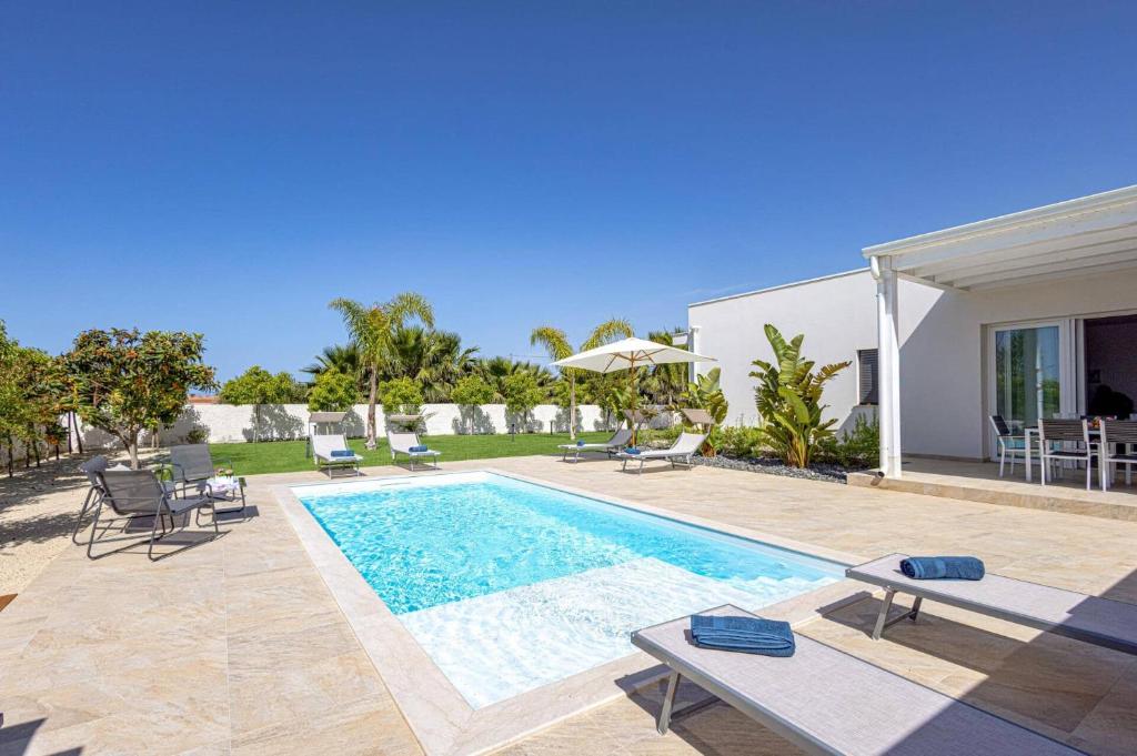 une piscine dans l'arrière-cour d'une maison dans l'établissement Villa Ares by Villa Plus, à Santa Maria Del Focallo