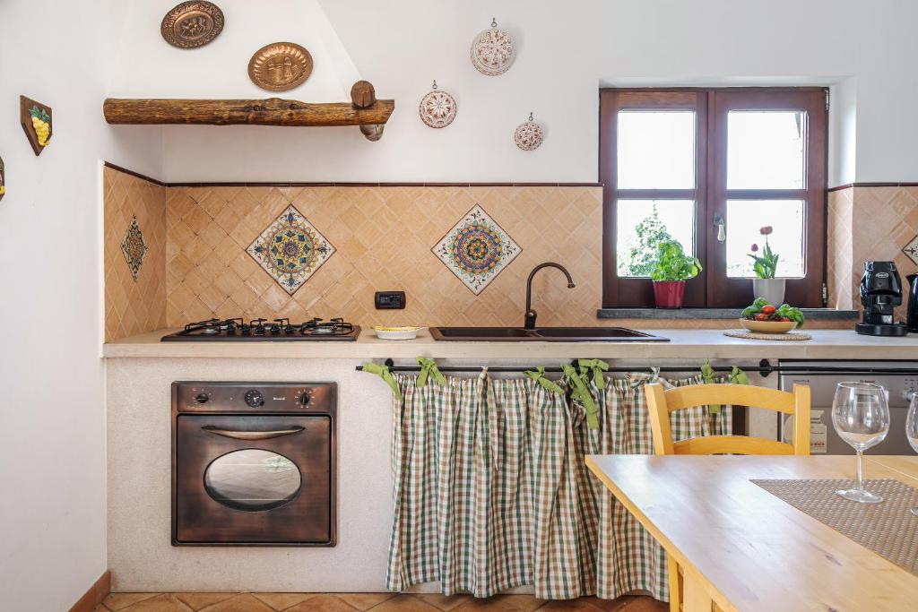 Il comprend une cuisine équipée d'une cuisinière, d'un évier et d'une table. dans l'établissement Villa Mimì between Sorrento and Positano, à Massa Lubrense