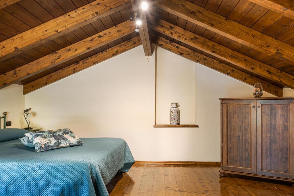 une chambre avec un lit et un plafond en bois dans l'établissement Villa Mimì between Sorrento and Positano, à Massa Lubrense 30 autres photos