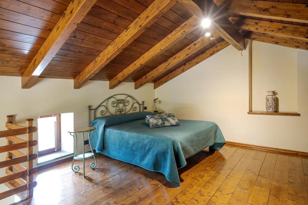 une chambre avec un lit dans une pièce avec des plafonds en bois dans l'établissement Villa Mimì between Sorrento and Positano, à Massa Lubrense