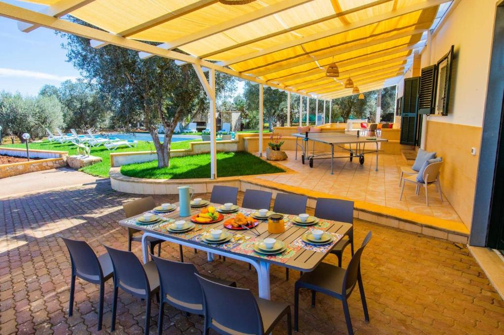 une table et des chaises sur une terrasse dans l'établissement Villa Maria Rosaria by Villa Plus, à Ceglie Messapica
