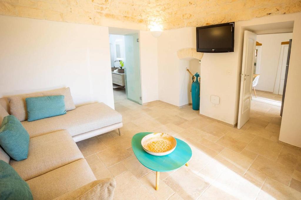 un salon avec un canapé et une table dans l'établissement Villa Angelita by Villa Plus, à Ceglie Messapica