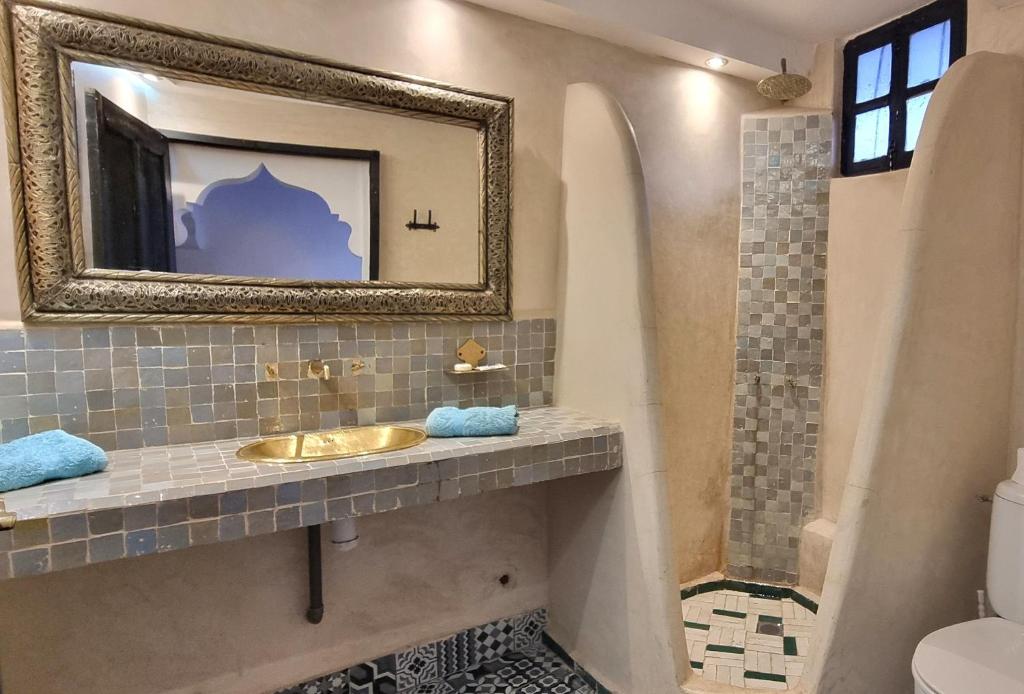 une salle de bain avec un lavabo et un miroir dans l'établissement Riad El Sagaya, à Marrakech