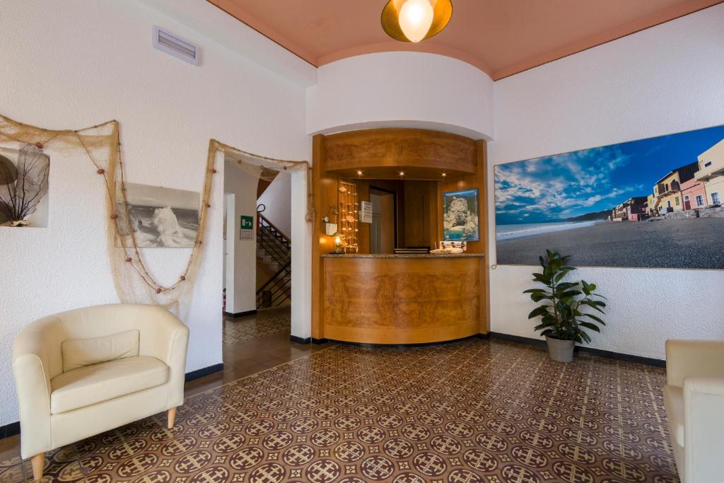 un hall d'entrée avec une chaise et une salle d'attente dans l'établissement Miramare di Varigotti, à Varigotti