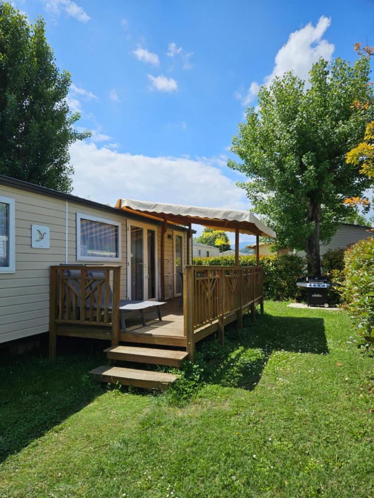 une petite maison avec un porche et une terrasse dans l'établissement Les bords du Rhône, à Condrieu