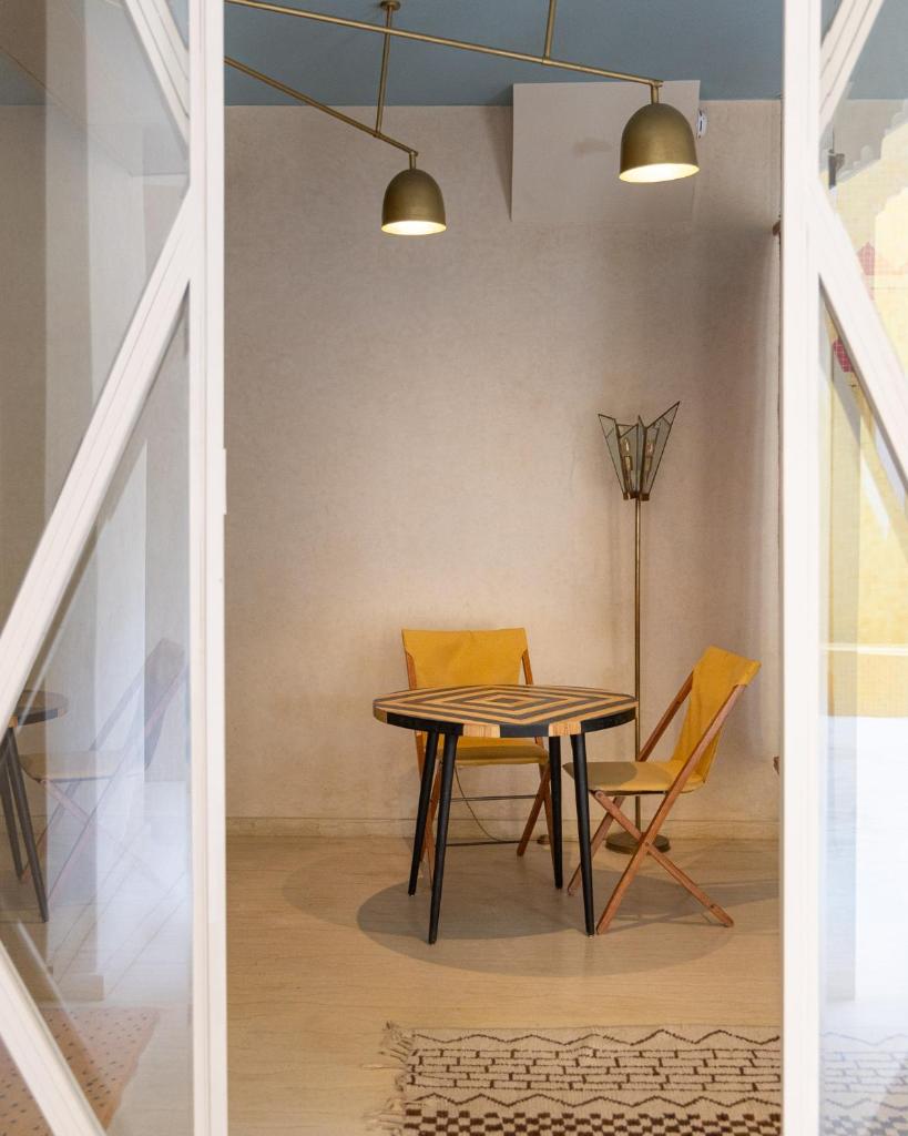 une salle à manger avec une table et des chaises dans l'établissement Riad Romeo, à Marrakech