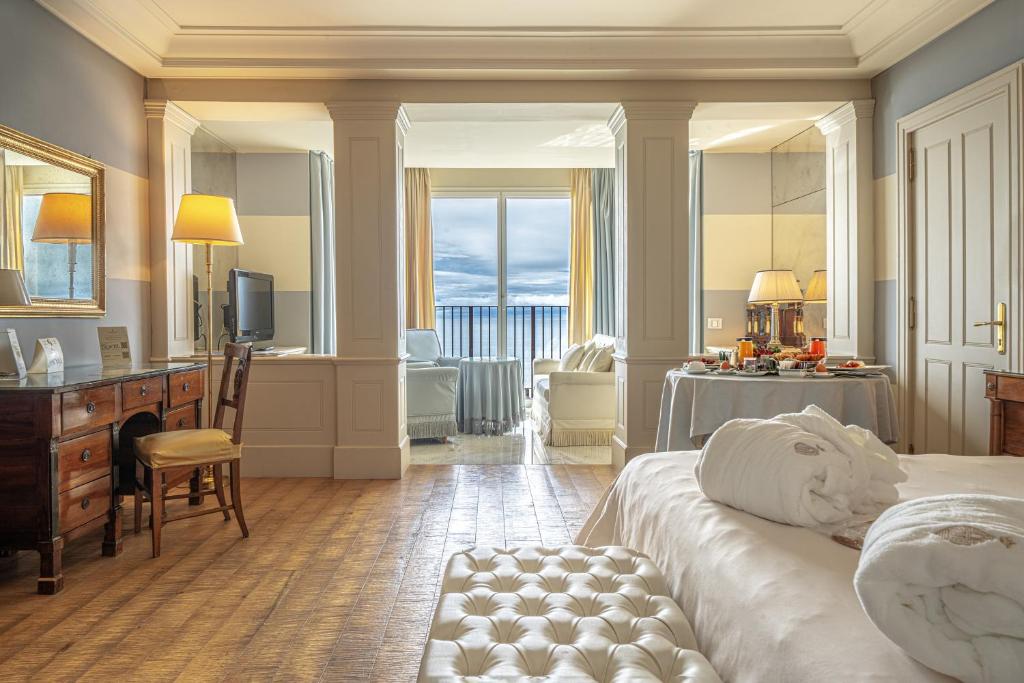 une chambre d'hôtel avec un lit et un bureau et une chambre dans l'établissement Excelsior Palace Portofino Coast, à Rapallo