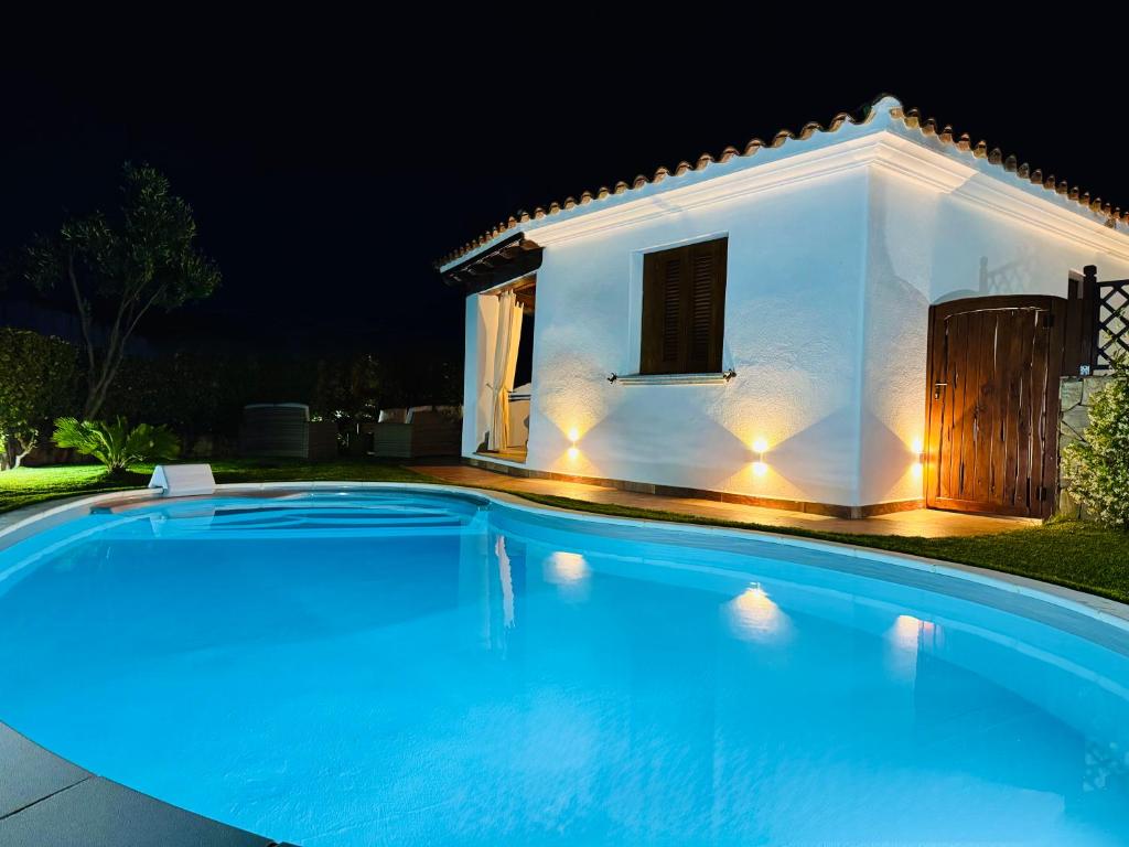une piscine devant une maison la nuit dans l'établissement Villa Nadia con piscina privata Budoni, à Tanaunella