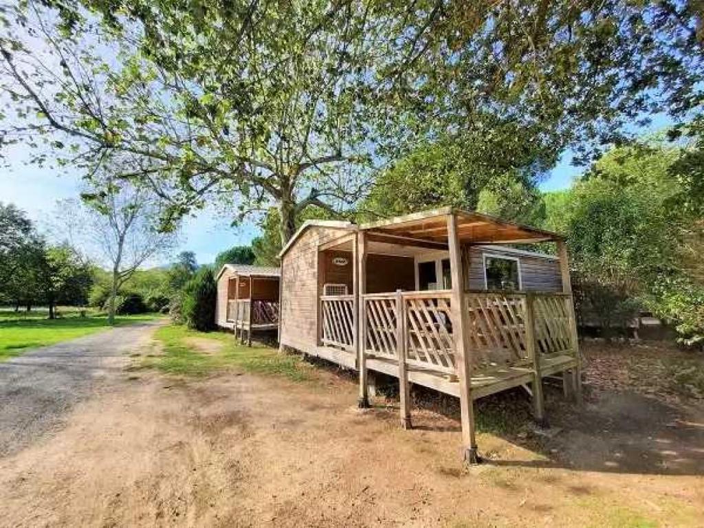 une maison au bord d'un chemin de terre dans l'établissement Camping 3 étoiles - Piscine - cca0gbf, à Saint-Jean-Pla-de-Corts