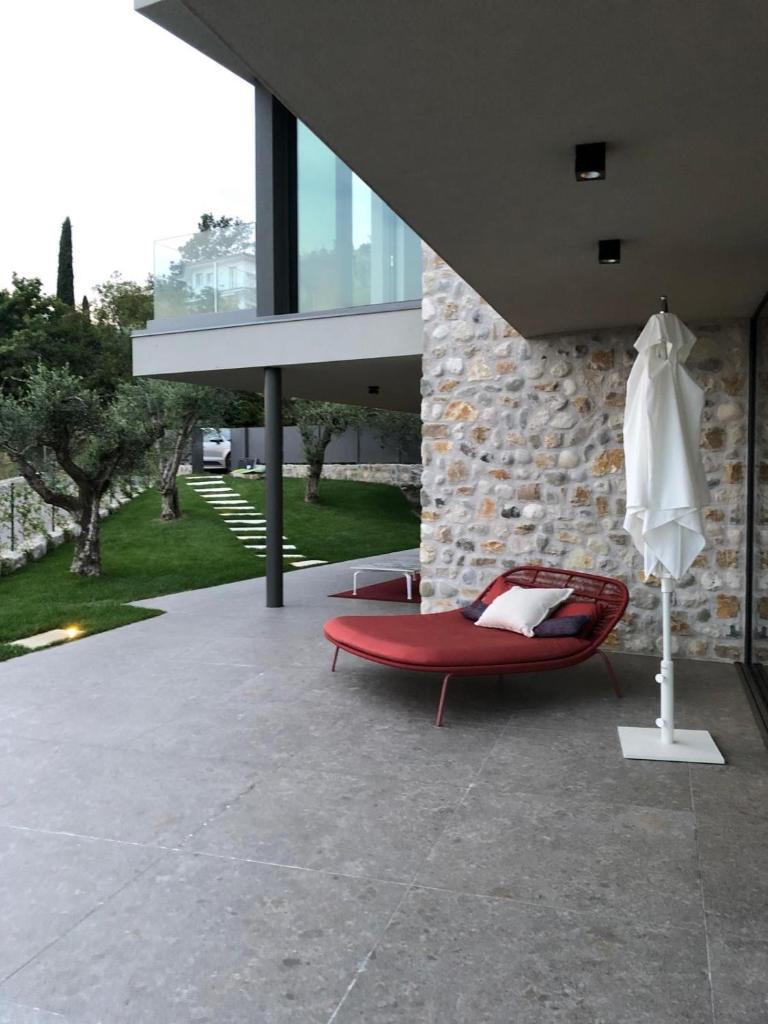 - une chaise rouge et un parasol sur la terrasse dans l'établissement Villa La Biancolilla, à Marciaga 6 autres photos