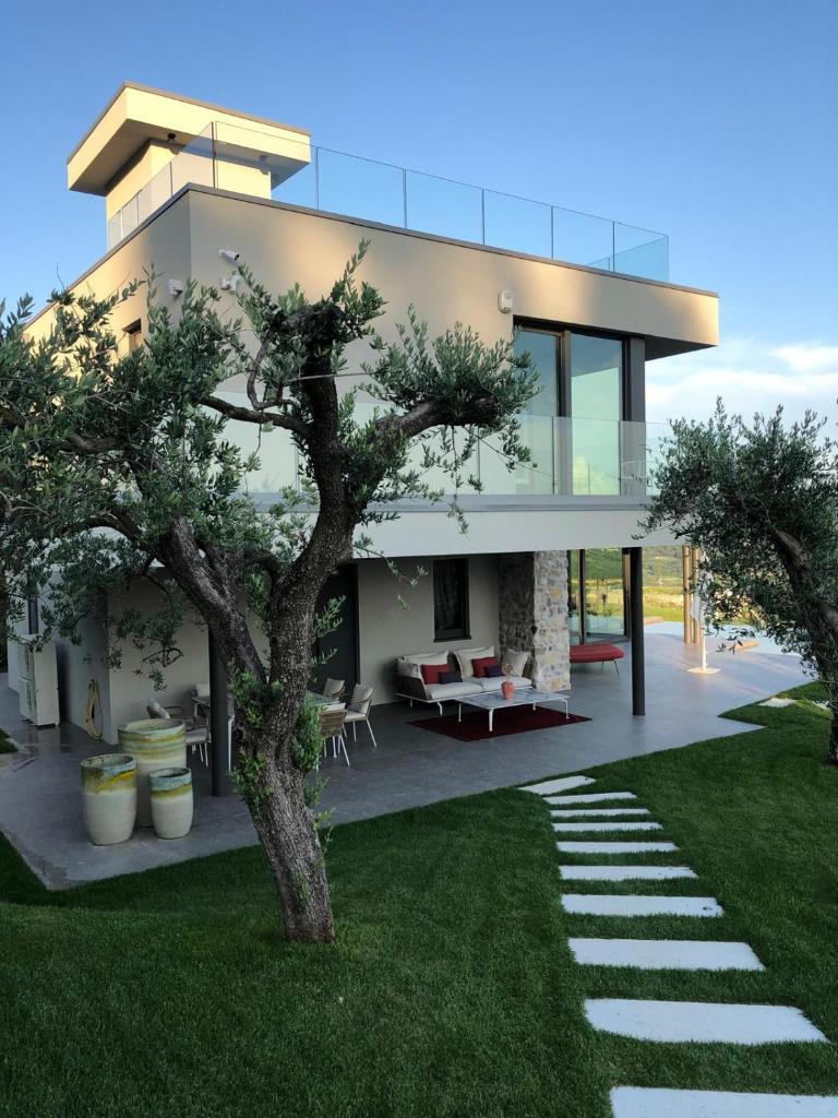 une maison avec un arbre devant dans l'établissement Villa La Biancolilla, à Marciaga