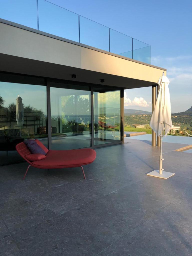 une chaise rouge posée au sommet d'un immeuble dans l'établissement Villa La Biancolilla, à Marciaga