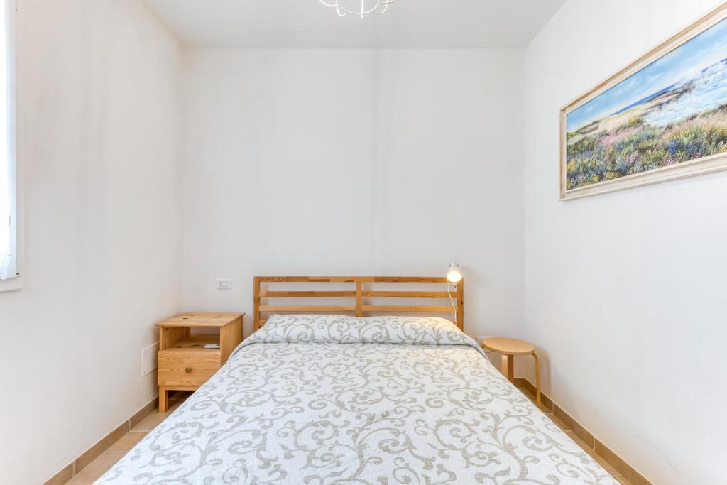 une chambre avec un lit et un tableau au mur dans l'établissement Perla sul mare Adriatico, à Marittima 20 autres photos