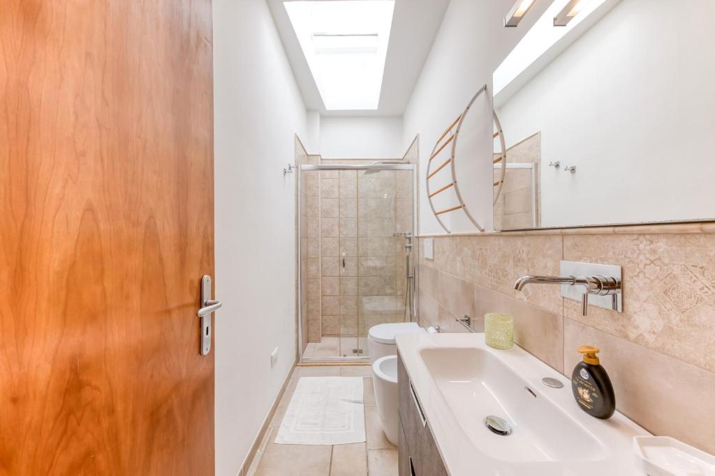 une salle de bain avec un lavabo et des toilettes dans l'établissement Perla sul mare Adriatico, à Marittima