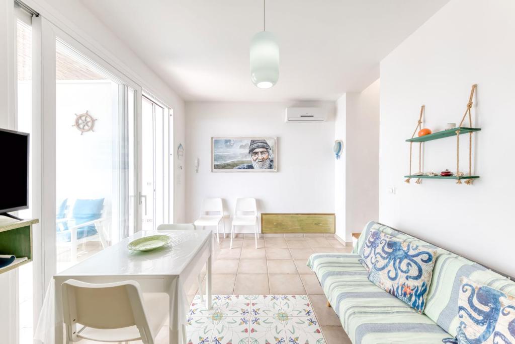 un salon avec un canapé et une table dans l'établissement Perla sul mare Adriatico, à Marittima