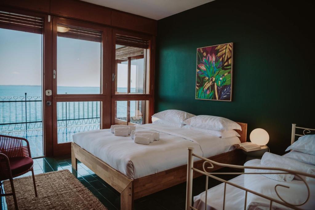 une chambre avec deux lits et une vue sur l'océan dans l'établissement Holiday Garda Villa Dolcelago Lake Front, à Moniga del Garda 62 autres photos