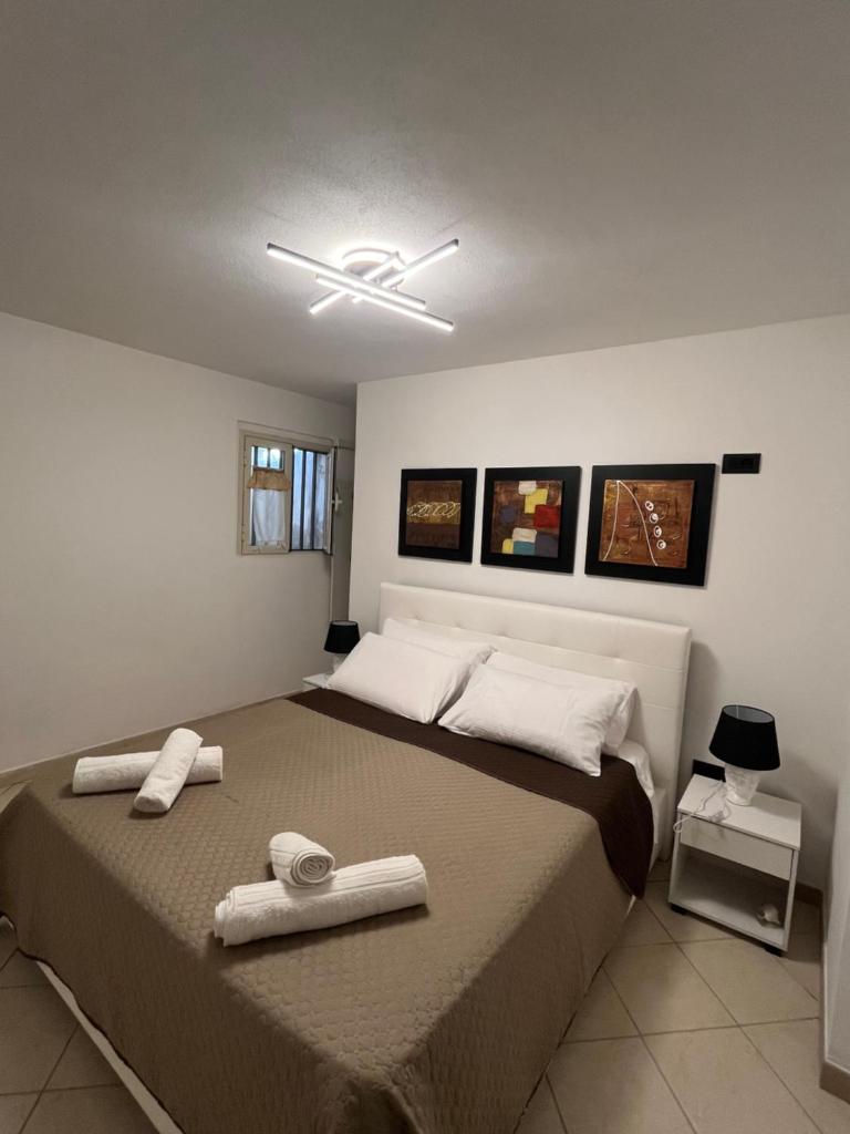 une chambre avec un grand lit avec des serviettes dessus dans l'établissement Villa Solemar, à Briatico