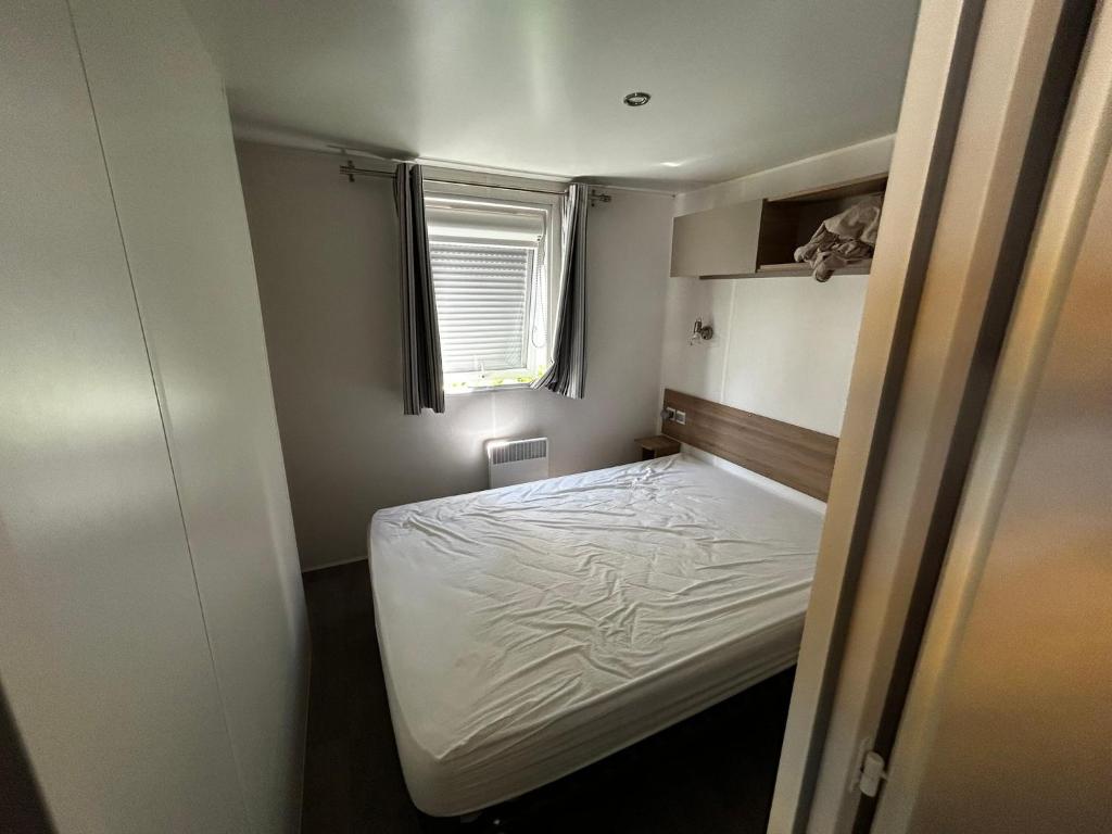 - une petite chambre avec un lit blanc dans l'établissement Détente en 5 étoiles jusque 6 personnes, selon la dispo, à Saint-Jean-de-Monts 37 autres photos