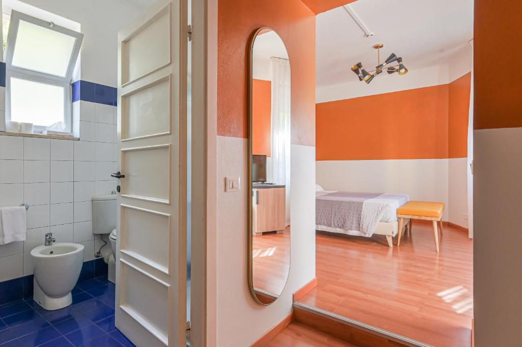 une salle de bain avec WC et une chambre avec un lit dans l'établissement Hotel Il Nido, à Tellaro 230 autres photos
