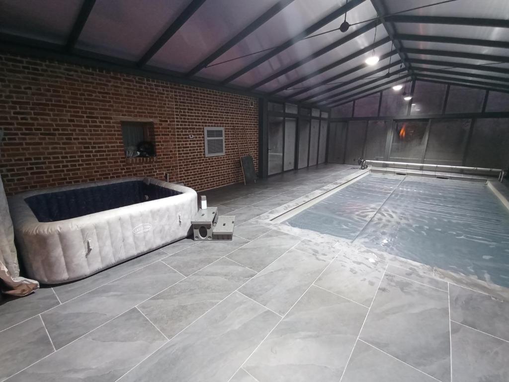 une grande piscine intérieure dans un immeuble dans l'établissement Gîte moderne à la campagne, à La Couture