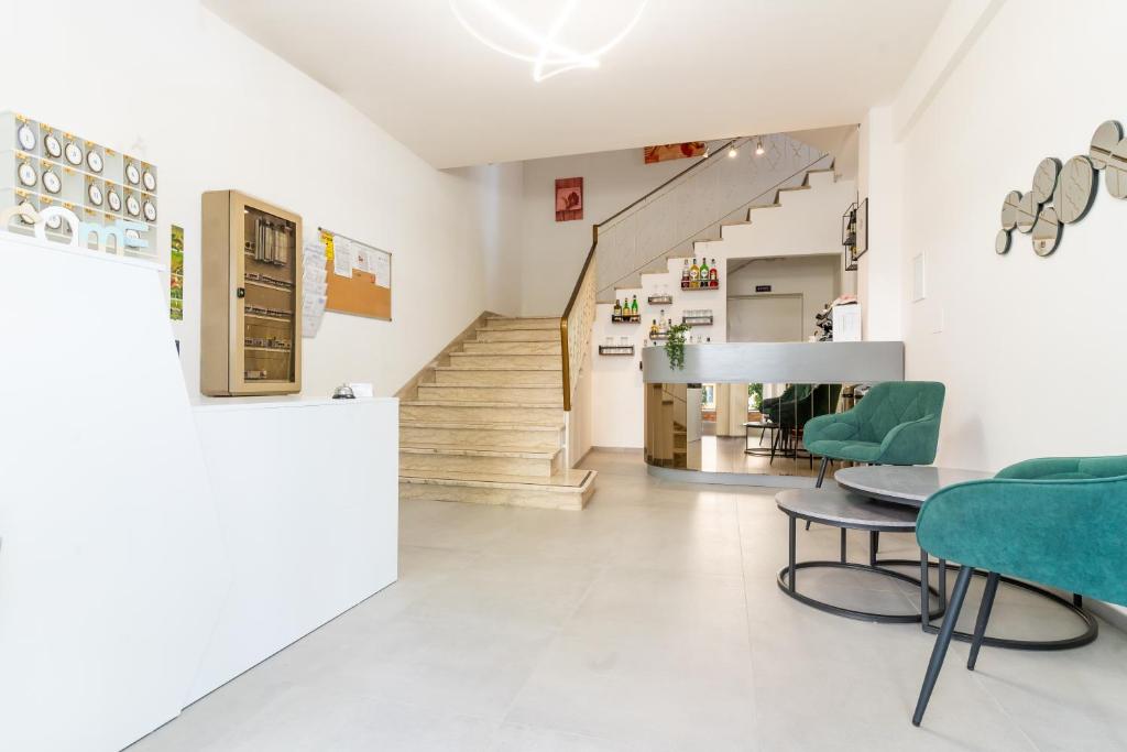 une pièce avec une table, des chaises et des escaliers dans l'établissement Hotel Mara, à Rimini