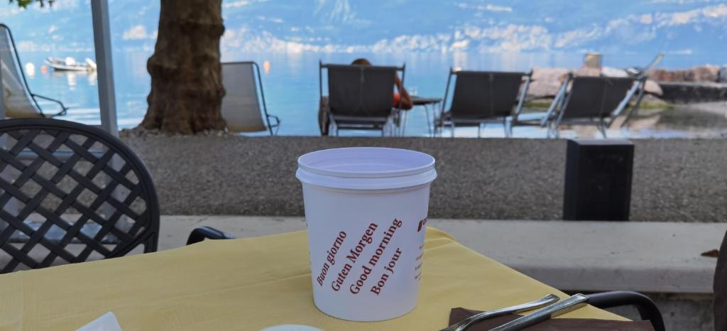 - une tasse de café assise sur une table dans l'établissement Hotel Nike, à Brenzone