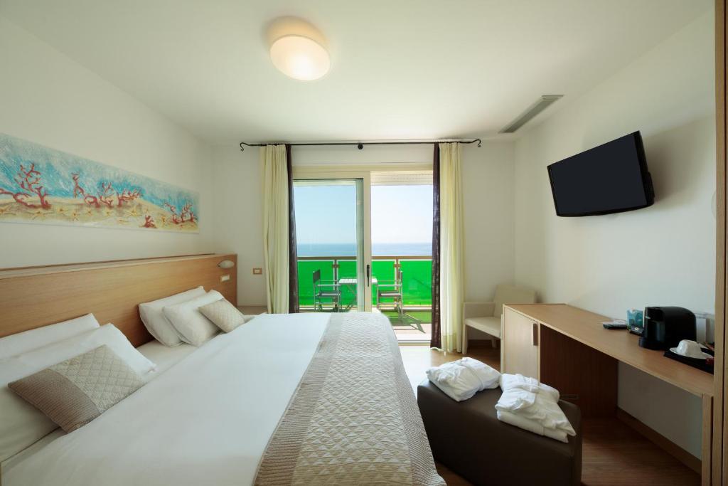 une chambre d'hôtel avec un lit et une télévision dans l'établissement Hotel Bristol, à Lido di Jesolo