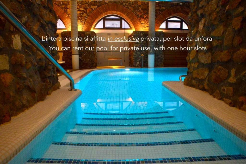- une piscine avec des escaliers dans un bâtiment dans l'établissement Hotel La Margherita & SPA, à Alghero