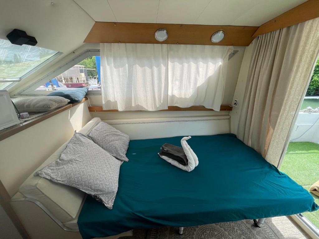 - un petit lit à l'arrière du bateau dans l'établissement Nuit insolite et cocon, à Valence