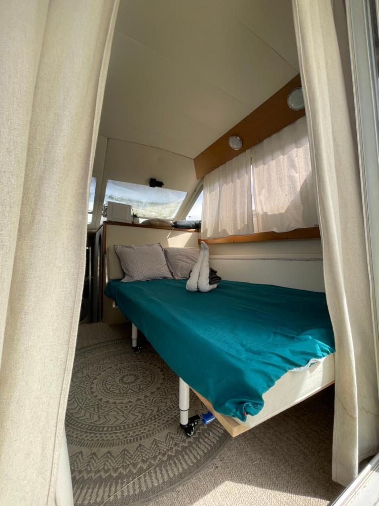 un lit au milieu d'une pièce dans l'établissement Nuit insolite et cocon, à Valence