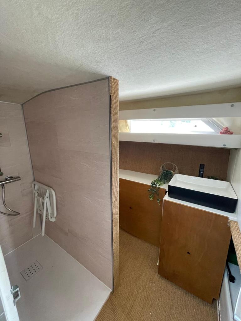 une petite chambre avec une étagère et une fenêtre dans l'établissement Nuit insolite et cocon, à Valence