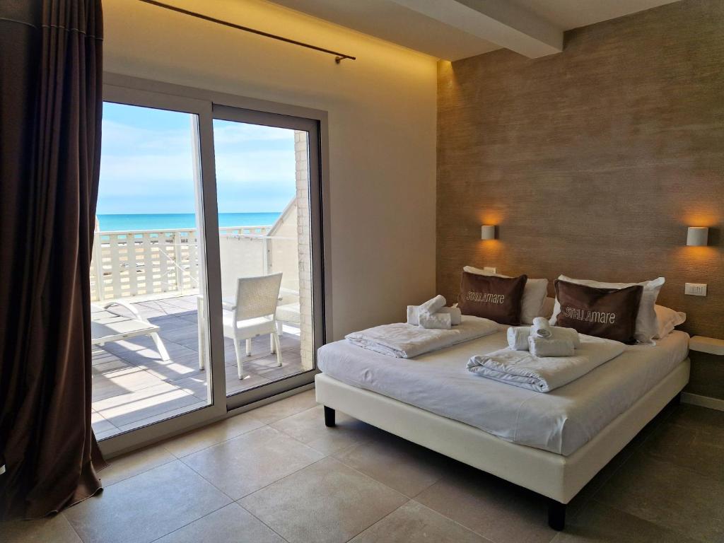 une chambre avec un lit avec vue sur l'océan dans l'établissement Stellamare, à Caorle