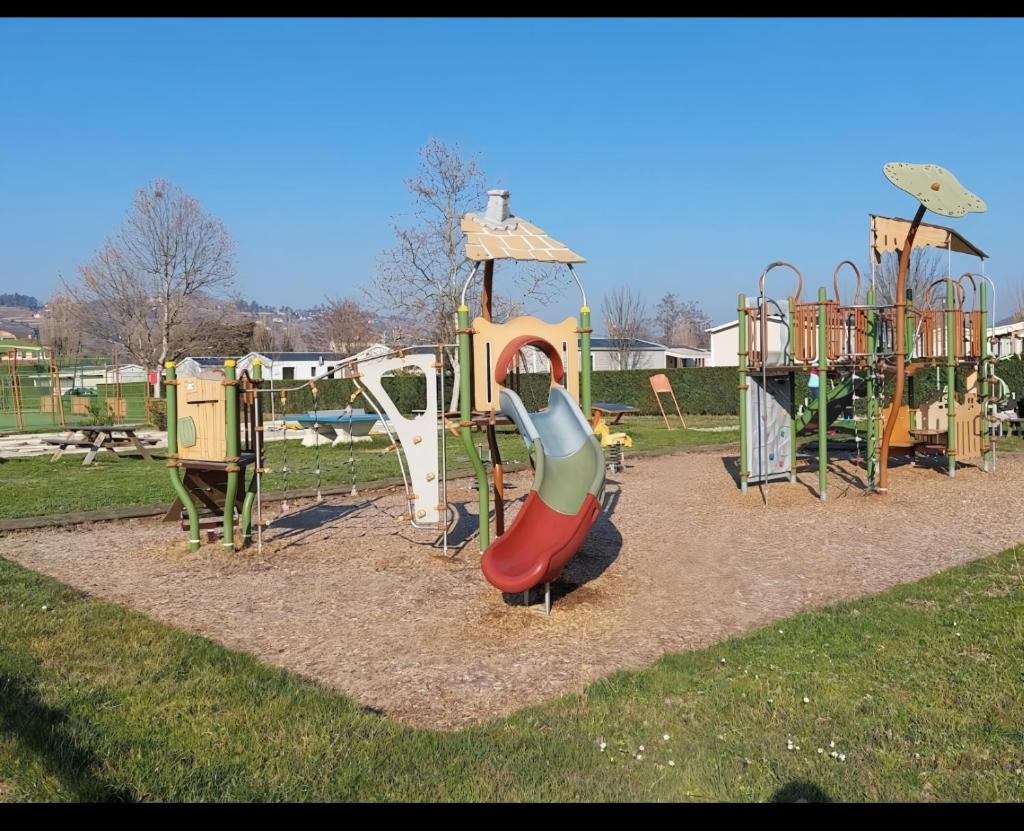 Photo de la galerie de l'établissement Les flots de Condrieu - VIA -RHÔNA -8 pers, et vue sur Rhône-BBQ, à Condrieu