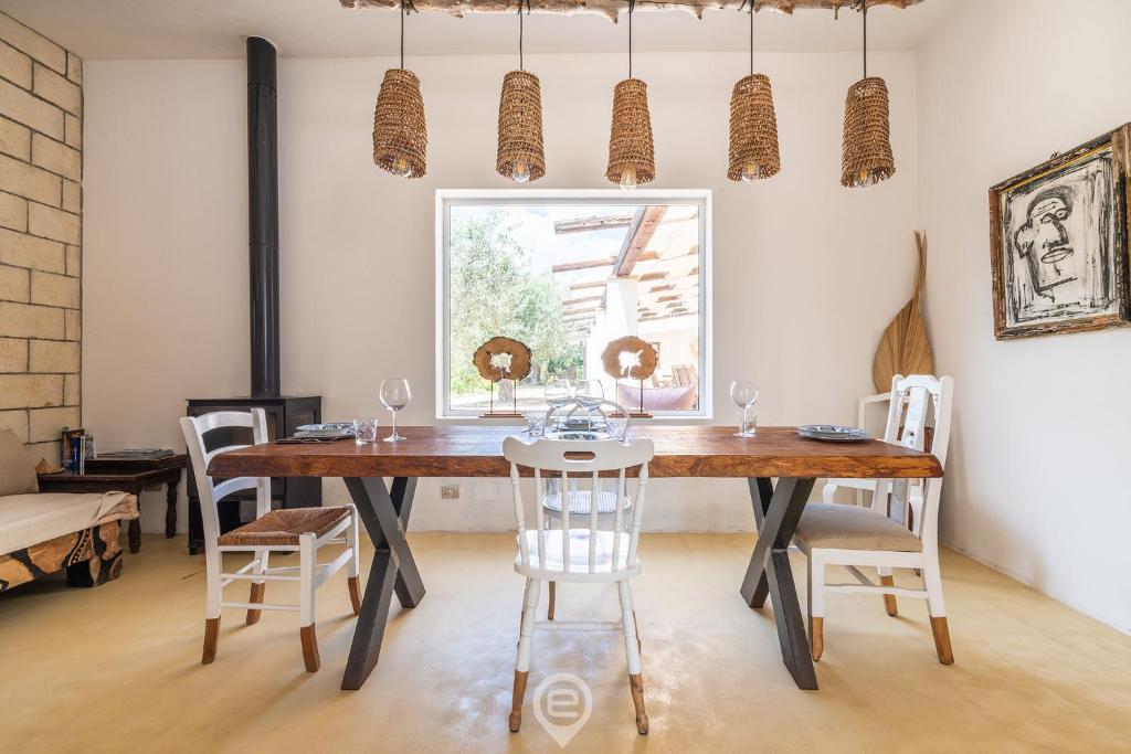 une salle à manger avec une table et des chaises en bois dans l'établissement Villa Barbagallo, à Porto Columbu - Perdʼe Sali