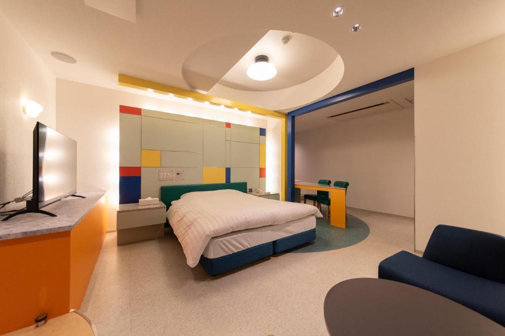 une chambre avec un lit, une télévision et un canapé dans l'établissement ホテルネオワカバ, à Tsuchiura 41 autres photos