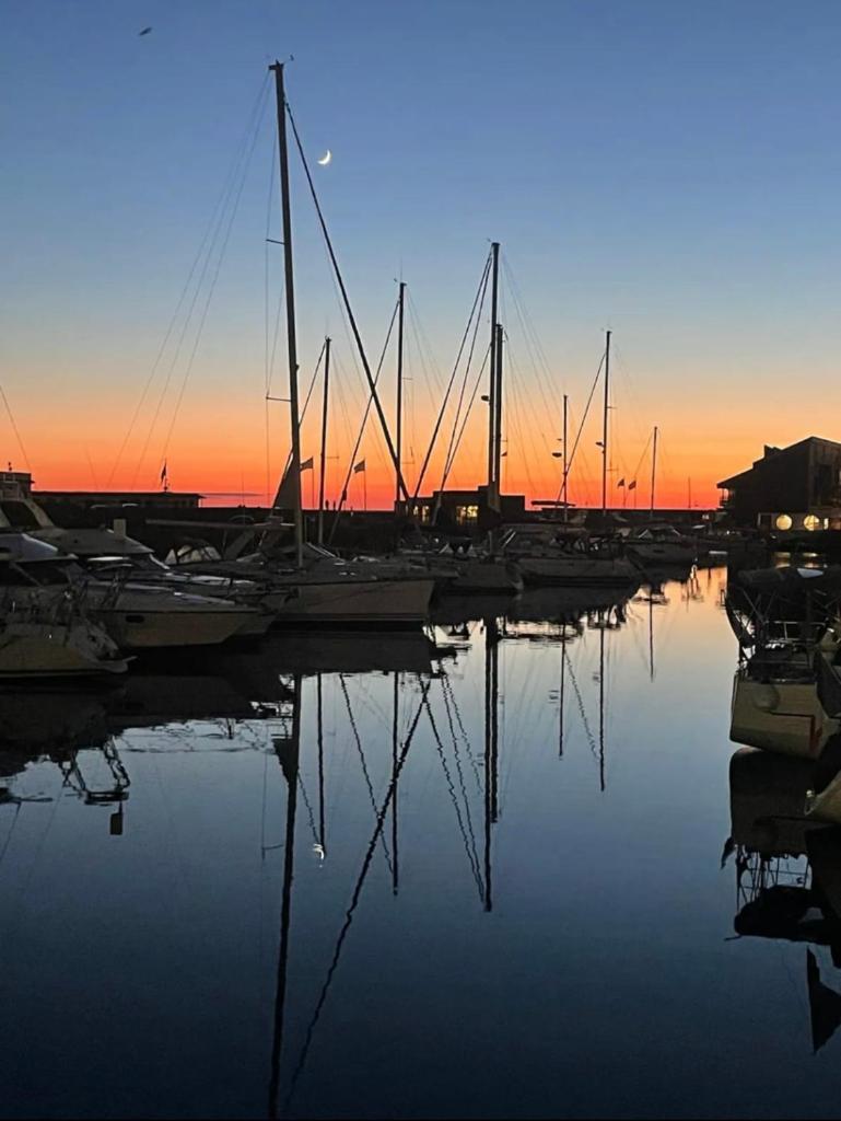- un groupe de bateaux garés dans un port de plaisance au coucher du soleil dans l'établissement Voilier Port Deauville avec parking privé gratuit, à Deauville 7 autres photos
