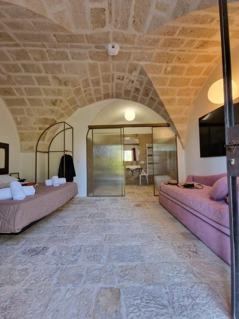 un salon avec deux canapés dans une pièce dans l'établissement Imperial Paradise, à Monopoli 46 autres photos