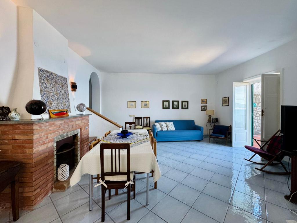 un salon avec une cheminée et un canapé bleu dans l'établissement YourHome - Villa Ayala, à Vico Equense