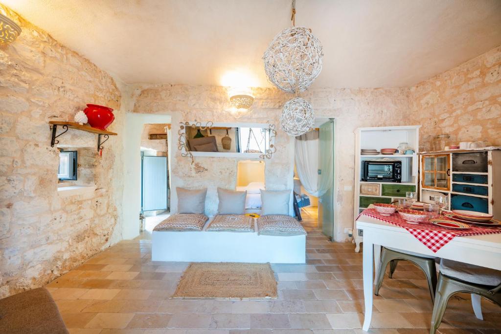un salon avec un canapé et une table dans l'établissement La Lamia di Rodry by Rentbeat, à Ostuni 29 autres photos
