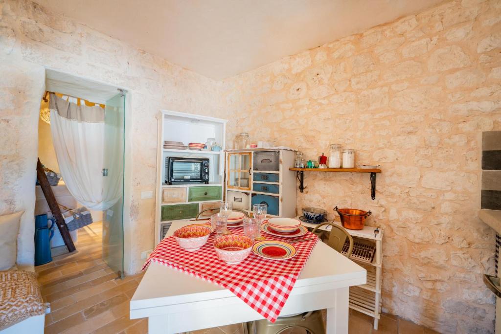 une cuisine avec une table avec de la nourriture dessus dans l'établissement La Lamia di Rodry by Rentbeat, à Ostuni