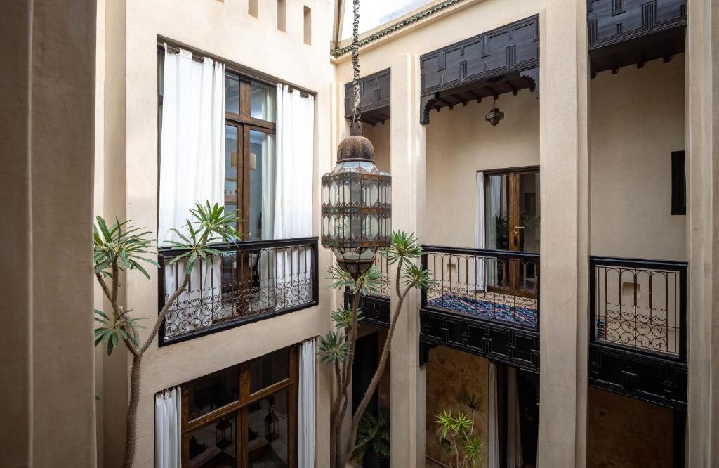 une maison avec un balcon orné de plantes. dans l'établissement Riad Vanilla Sma & Spa, à Marrakech