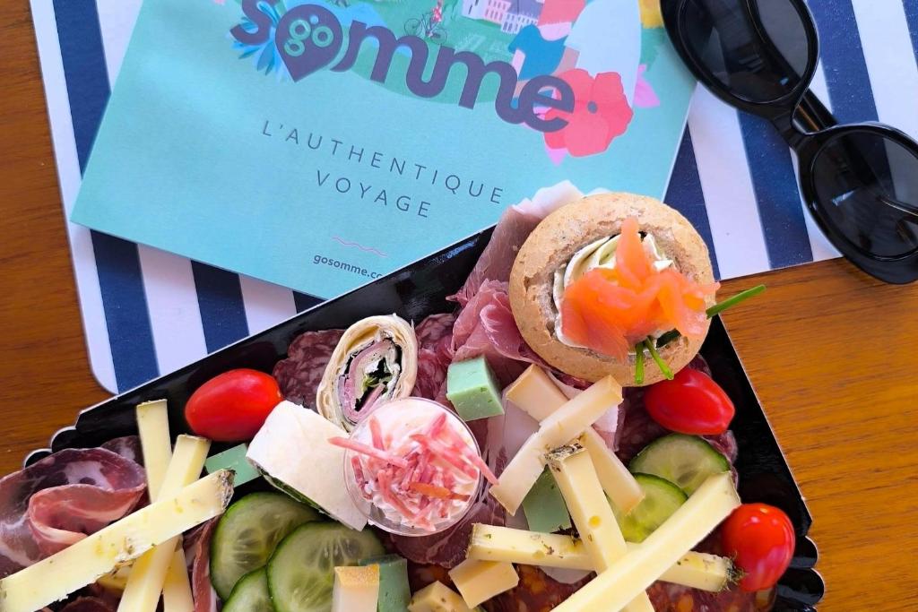 une assiette de nourriture avec du fromage et des légumes à base de viande dans l'établissement SEALOV Hébergements insolites- linge, ménage et vélos inclus, à Eaucourt-sur-Somme