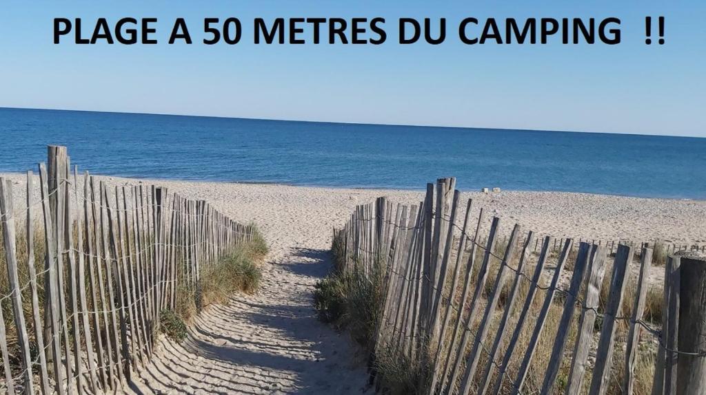 une clôture sur une plage avec les mots placer un mètre dvd camping dans l'établissement LES PIEDS DANS L'EAU A PALAVAS ! Mer à 50 m ! MHome 6 Pers climatisé T confort CAMPING 4 ETOILES, à Palavas-les-Flots 37 autres photos
